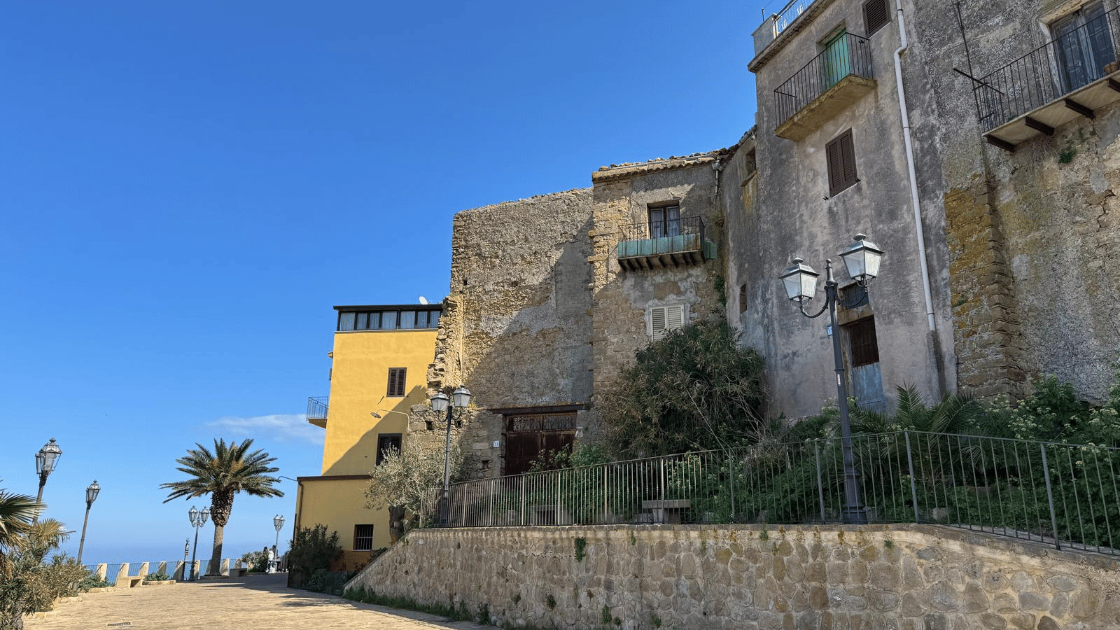 Süditalienisches Steinhaus mit Blick aufs Meer, typisch für Häuser, die in Italien seit Generationen innerhalb von Familien vererbt werden
