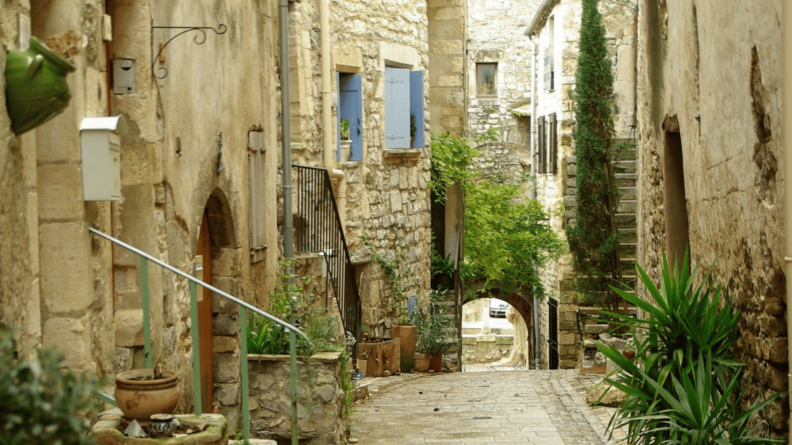 Enge steinerne Gasse in einem italienischen Dorf, die zeigt, wie eng Eigentum und familiäre Geschichte in Italien verbunden sind