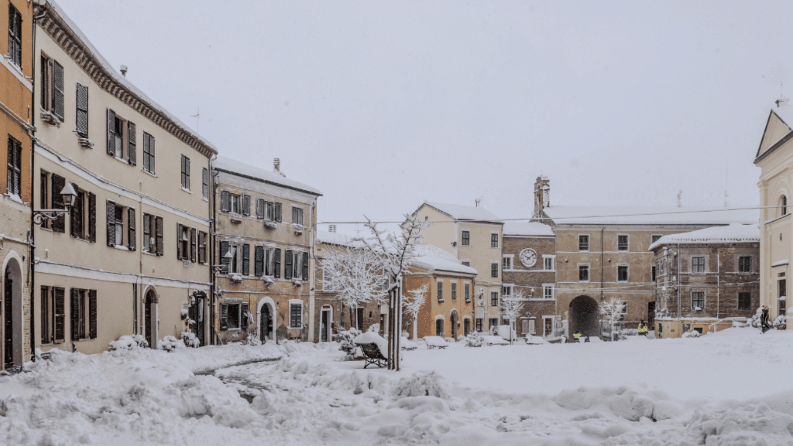 Italienische Piazza im Schnee - ruhiger Jahresbeginn nach Capodanno