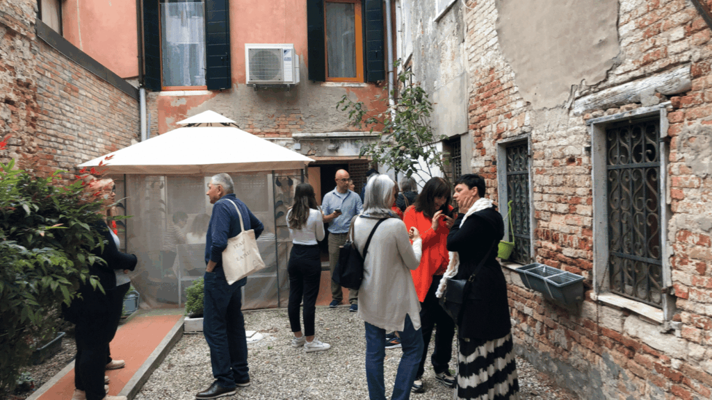 Kleine Gruppe Erwachsener im Gespräch während einer Sprachreise in Venedig