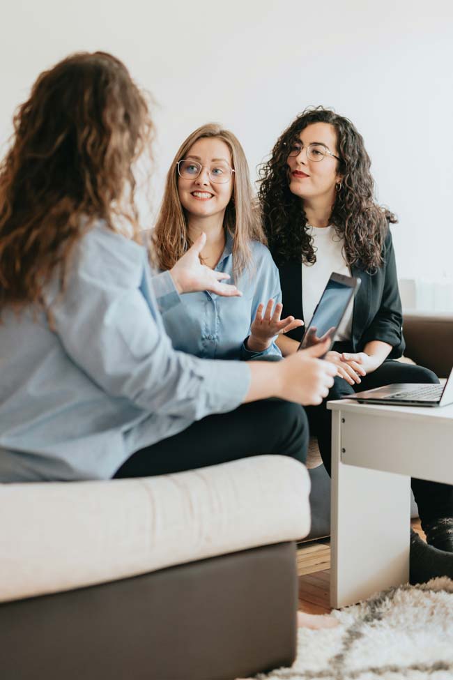 lockeres Geschäftsessen in einem Cafe