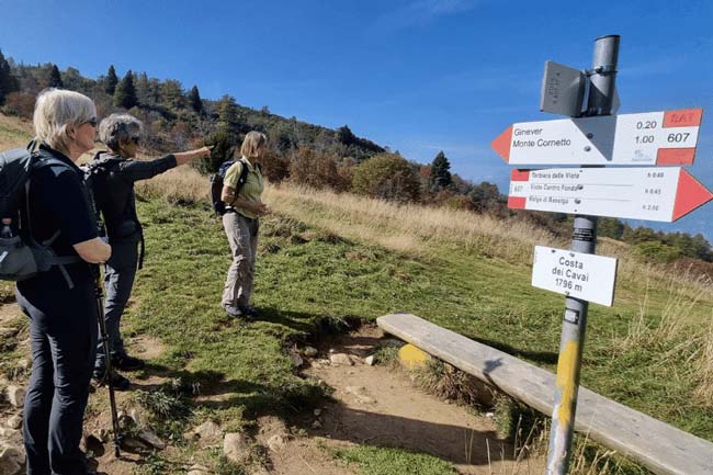 Sprachreise Valle dei Laghi. Reisegruppe am Monte Cornetto